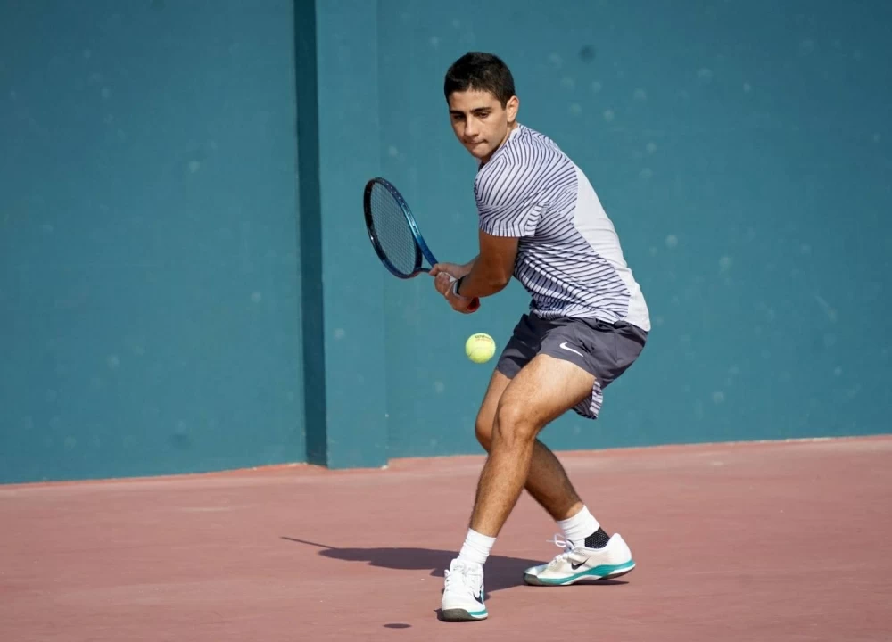 البحريني أحمد السيد يتقدم إلى الدور الثاني بالبطولة العربية للتنس للناشئين