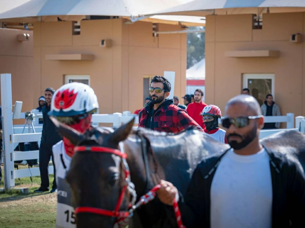ناصر بن حمد يتابع سباق بطولة العيد الوطني للقدرة