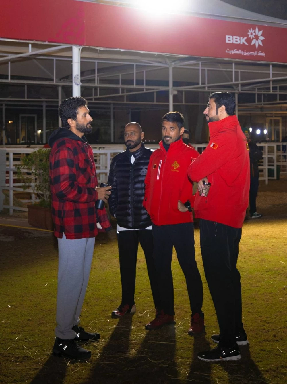 ناصر بن حمد يتابع سباق بطولة العيد الوطني للقدرة