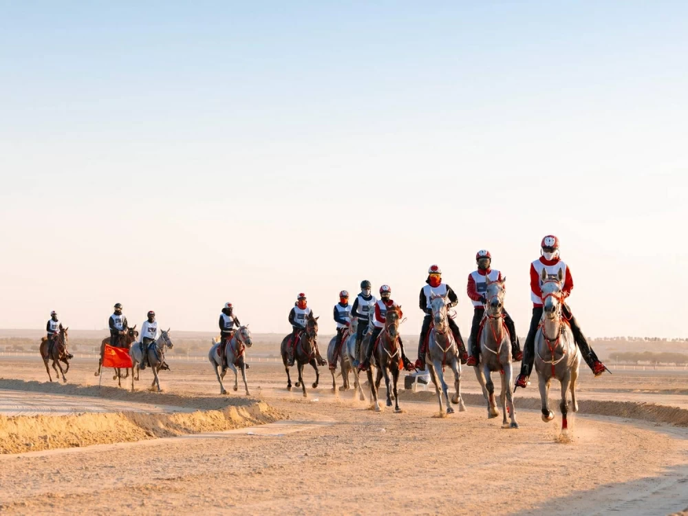 ناصر بن حمد يتابع سباق بطولة العيد الوطني للقدرة