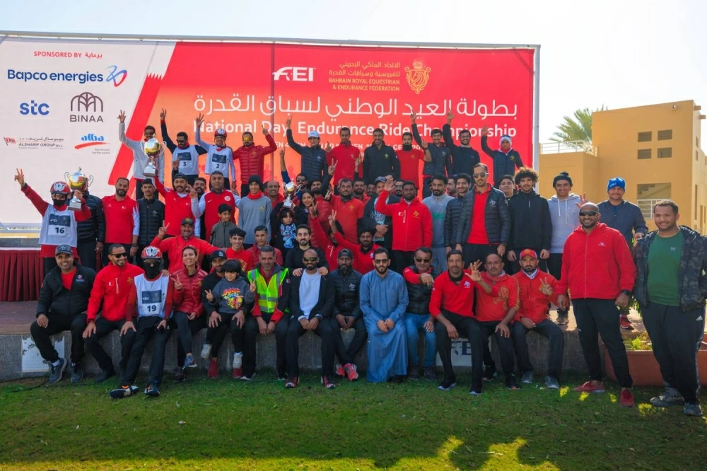 ناصر بن حمد يتابع سباق بطولة العيد الوطني للقدرة