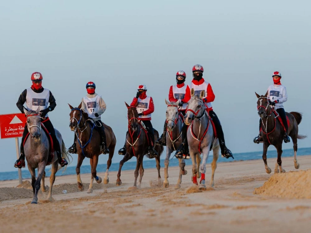 ناصر بن حمد يتابع سباق بطولة العيد الوطني للقدرة
