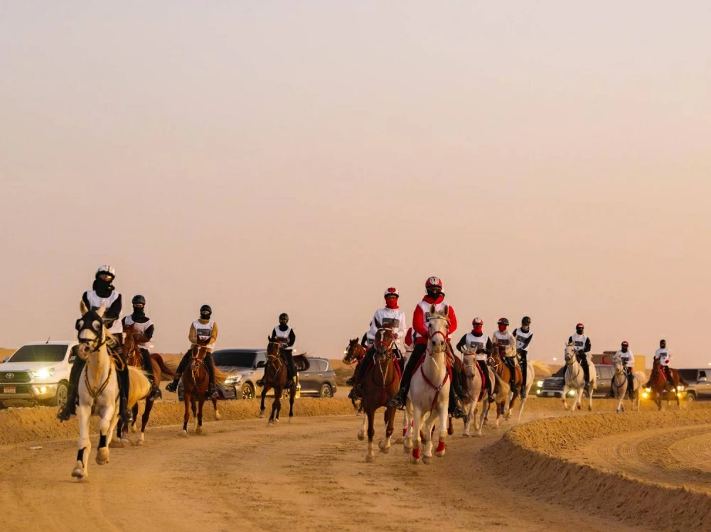ناصر بن حمد يتابع سباق بطولة العيد الوطني للقدرة