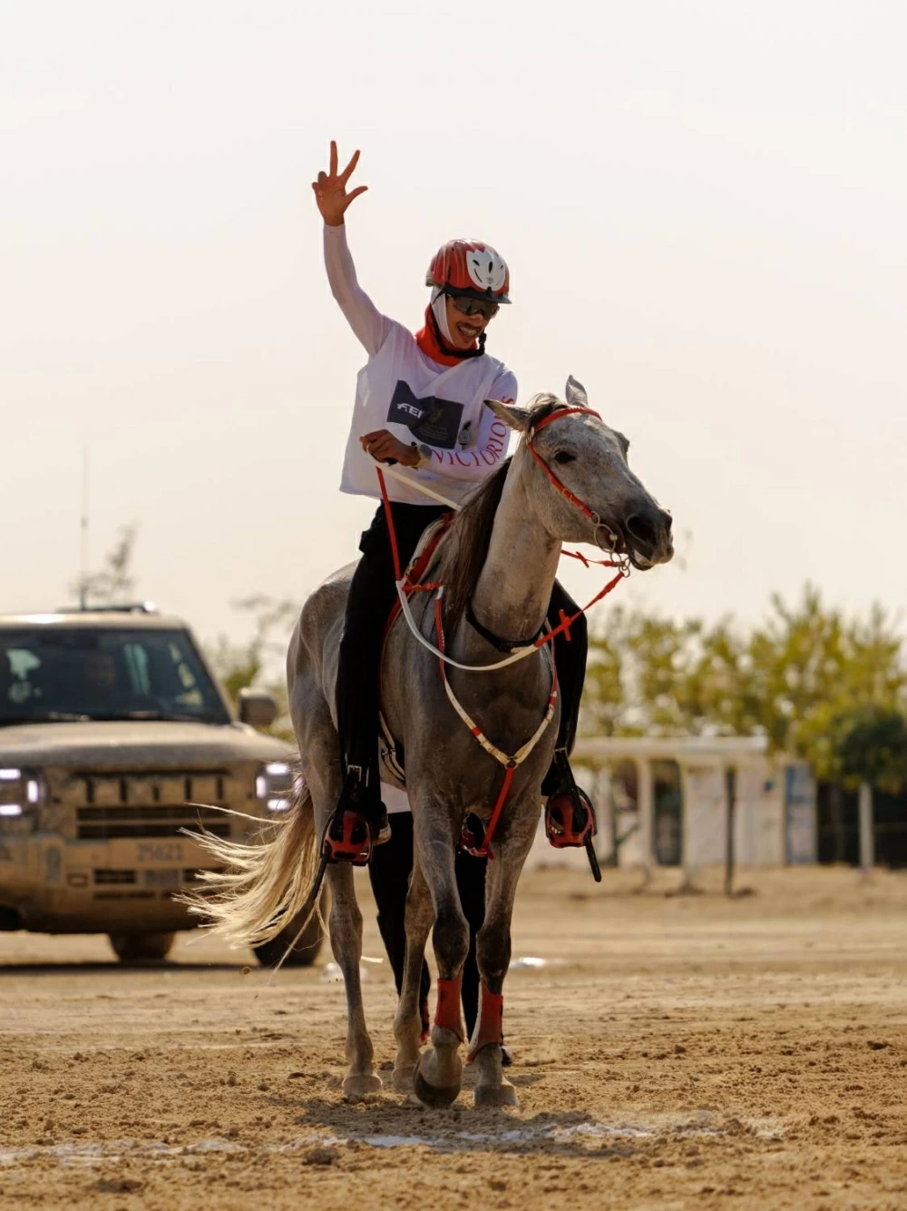 ناصر بن حمد يتابع سباق بطولة العيد الوطني للقدرة