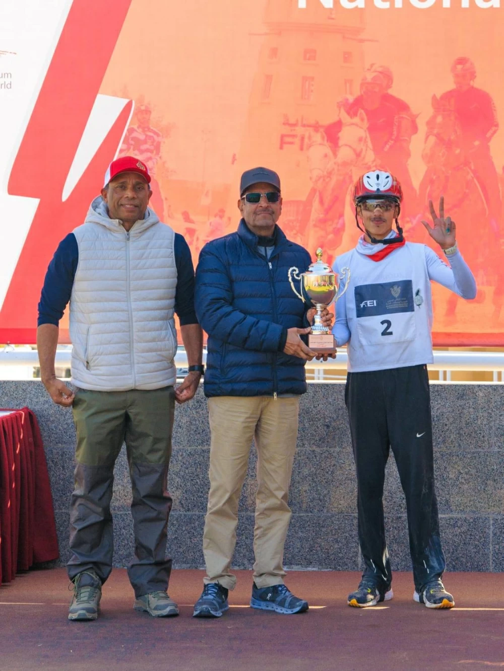 ناصر بن حمد يتابع سباق بطولة العيد الوطني للقدرة