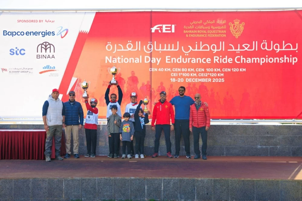 ناصر بن حمد يتابع سباق بطولة العيد الوطني للقدرة