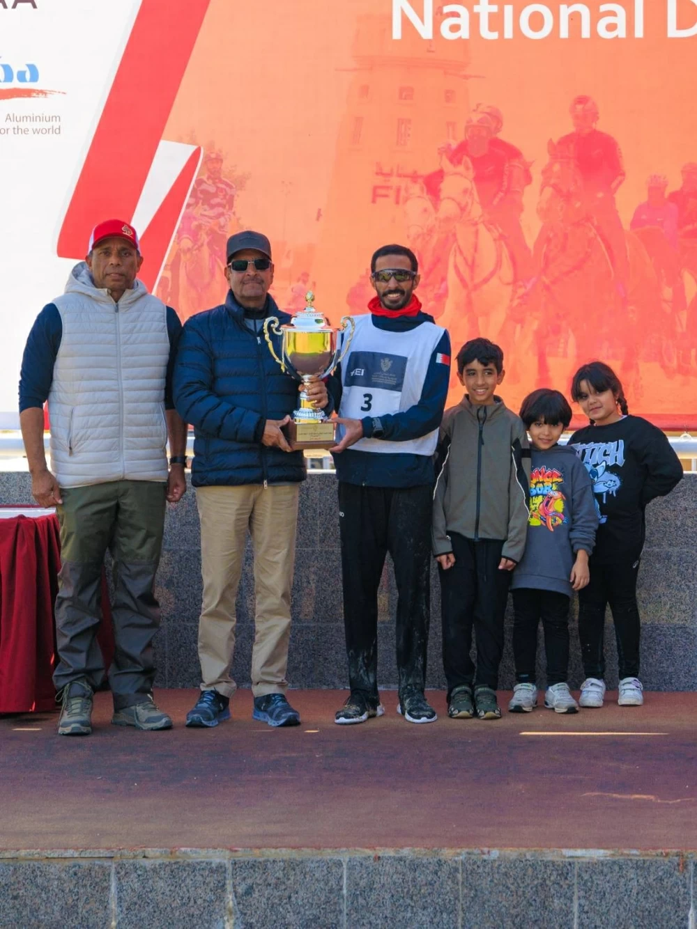 ناصر بن حمد يتابع سباق بطولة العيد الوطني للقدرة