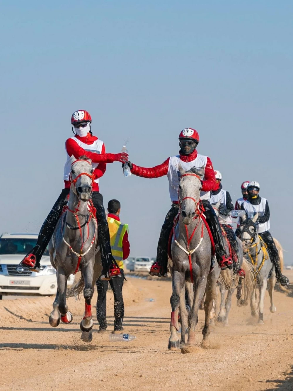 ناصر بن حمد يتابع سباق بطولة العيد الوطني للقدرة