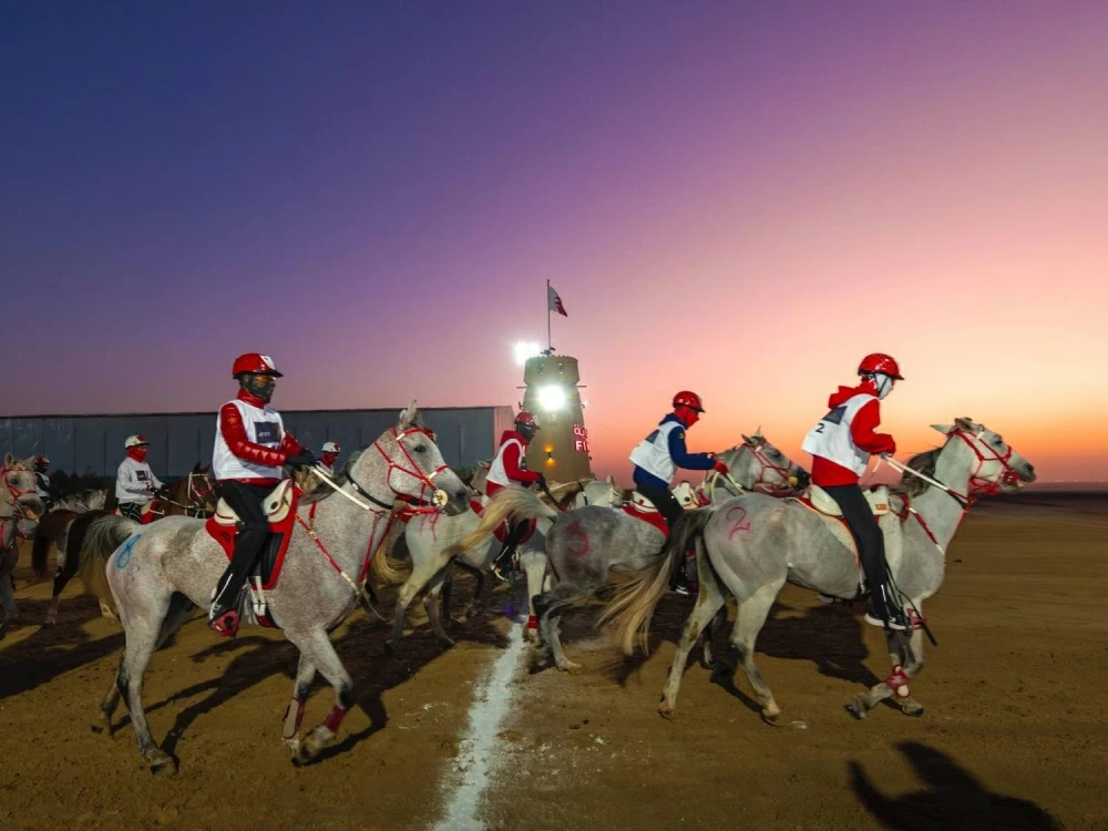 ناصر بن حمد يتابع سباق بطولة العيد الوطني للقدرة