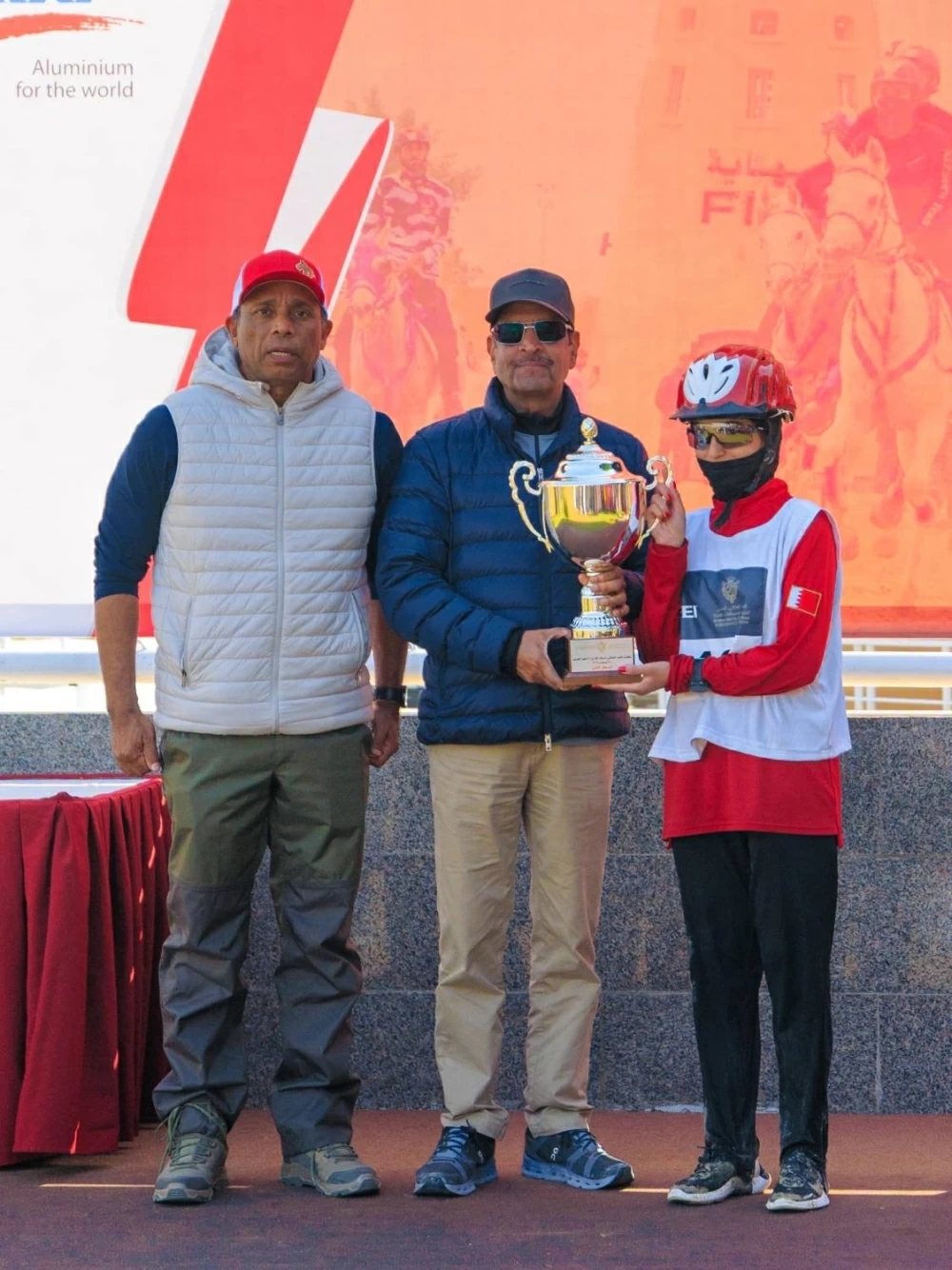 ناصر بن حمد يتابع سباق بطولة العيد الوطني للقدرة