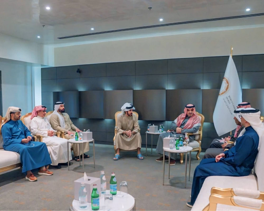 خالد بن حمد يشهد اجتماع الجمعية العمومية للاتحاد الدولي للهجن