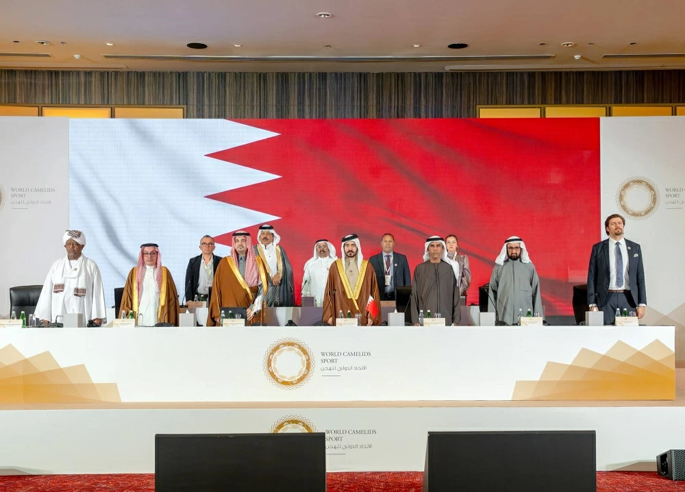 خالد بن حمد يشهد اجتماع الجمعية العمومية للاتحاد الدولي للهجن