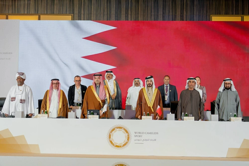 خالد بن حمد يشهد اجتماع الجمعية العمومية للاتحاد الدولي للهجن