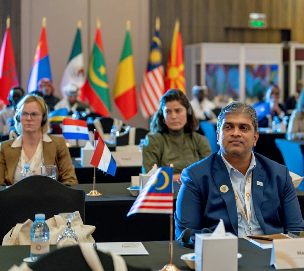 خالد بن حمد يشهد اجتماع الجمعية العمومية للاتحاد الدولي للهجن