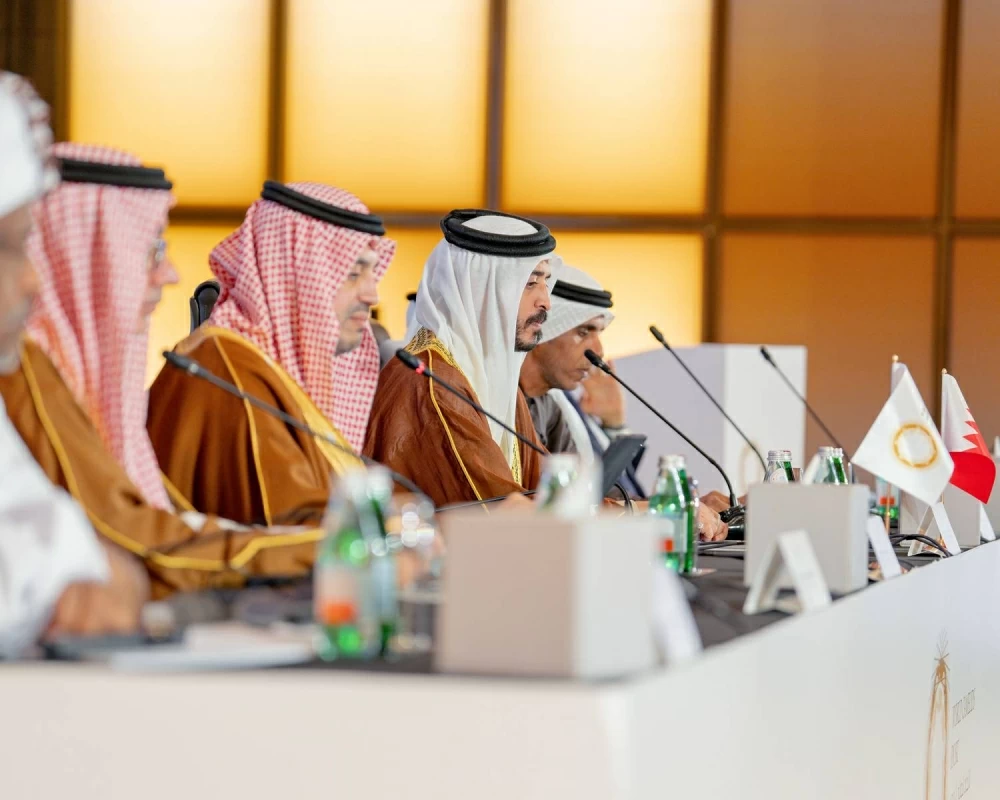 خالد بن حمد يشهد اجتماع الجمعية العمومية للاتحاد الدولي للهجن