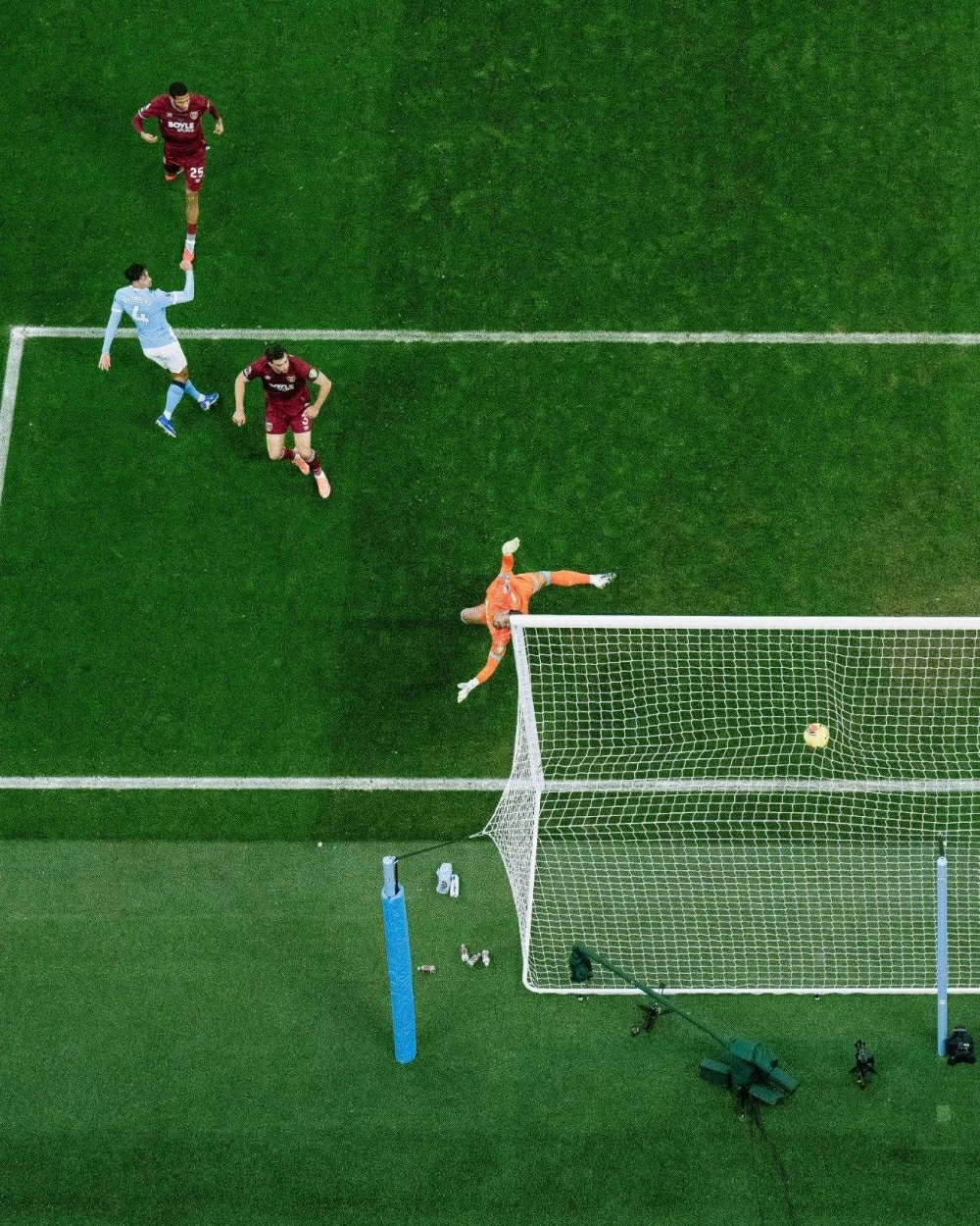 الدوري الانجليزي : مانشستر سيتي يستعيد الصدارة بثلاثية نظيفة في شباك وست هام