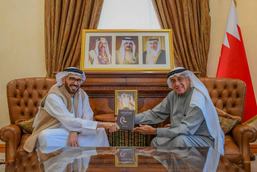 مستشار الملك لشؤون الإعلام يستقبل نائب رئيس مجلس أمناء مركز الإمارات للدراسات والبحوث الاستراتيجية 