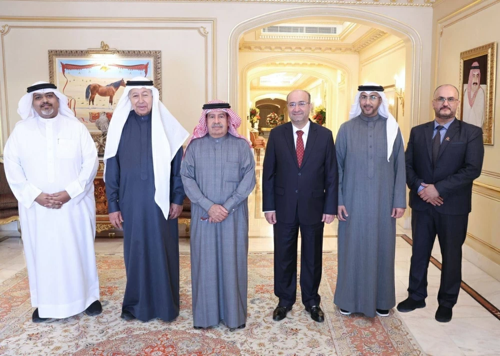 علي بن خليفة  يستقبل رئيس مجلس إدارة دار البلاد للصحافة ورئيس التحرير