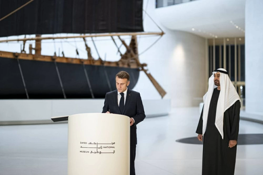 رئيس الإمارات يستقبل الرئيس الفرنسي ويبحثان العلاقات بين البلدين