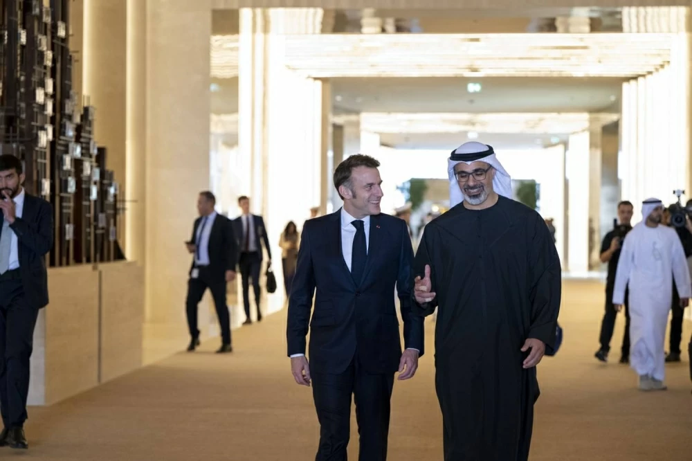رئيس الإمارات يستقبل الرئيس الفرنسي ويبحثان العلاقات بين البلدين