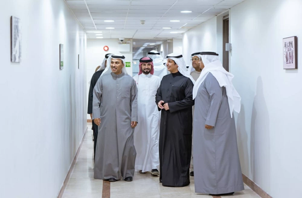 وزير الإعلام يلتقي نظيره الكويتي ويستعرضان مسارات التعاون الإعلامي