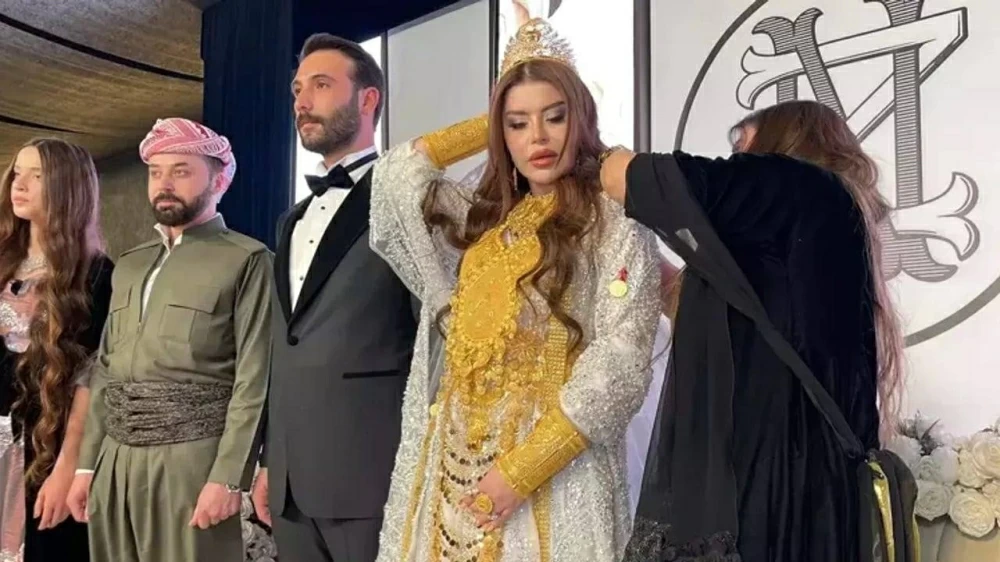 عروس عراقية في تركيا تُجبر على الجلوس بسبب ثقل الذهب الذي ترتديه