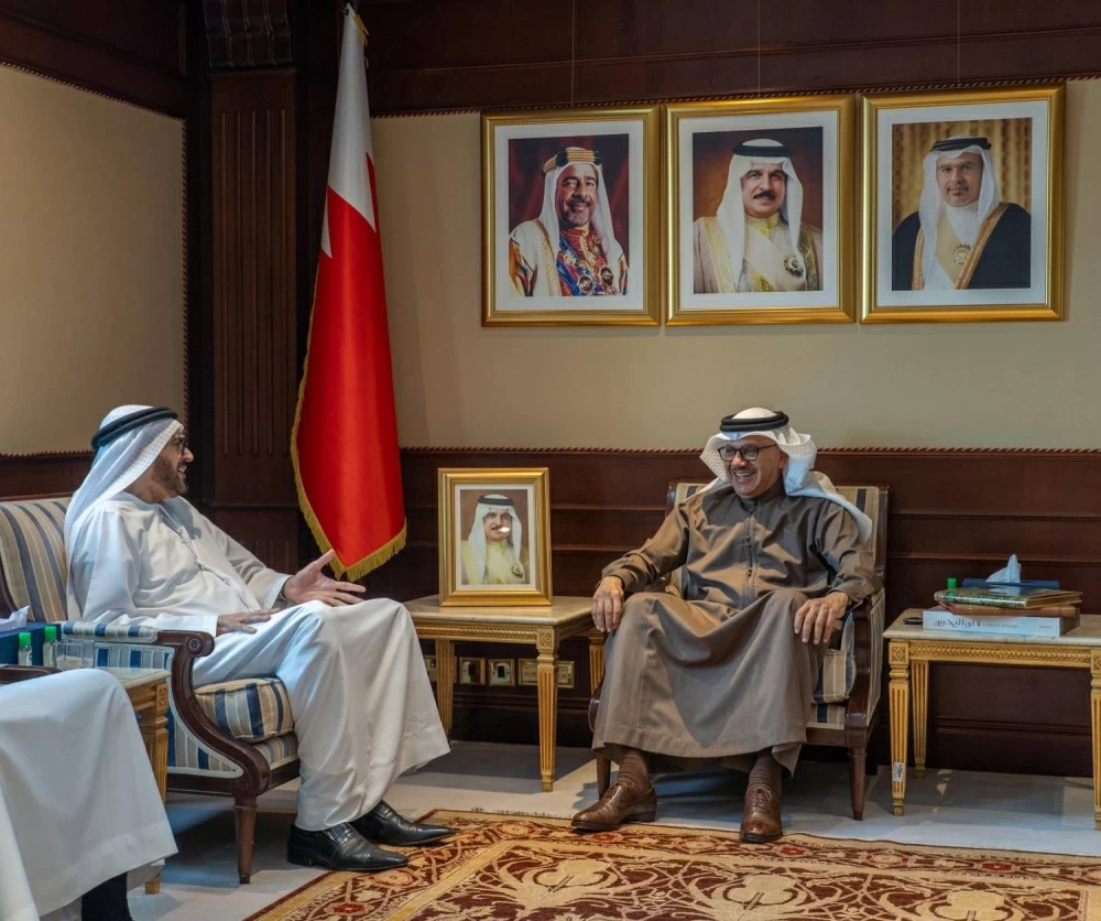 وزير الخارجية يستقبل نائب رئيس quot;أمناء مركز الإمارات للدراسات والبحوثquot; ويتسلم نسخة من إصداره الجديد 