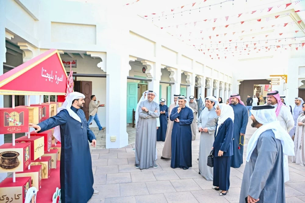وزير الإعلام والثقافة الكويتي يزور سوق البراحة