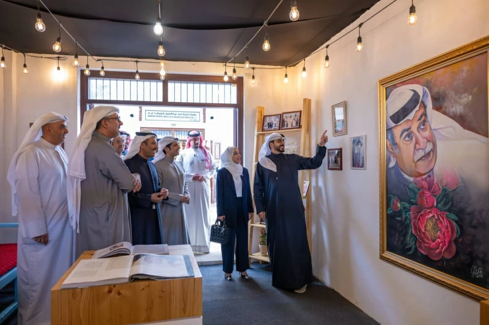 وزير الإعلام والثقافة الكويتي يزور سوق البراحة