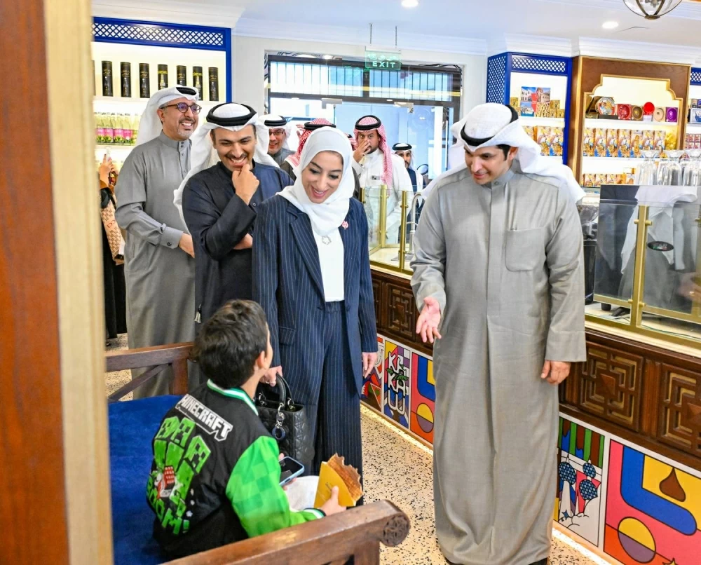 وزير الإعلام والثقافة الكويتي يزور سوق البراحة