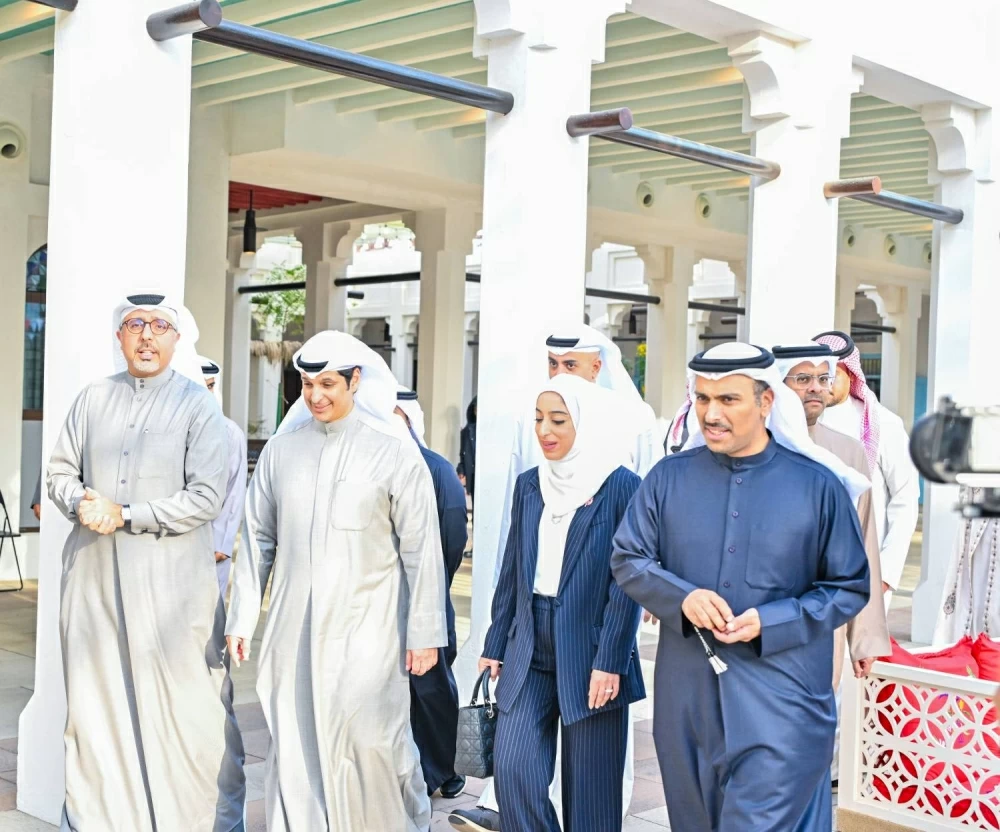 وزير الإعلام والثقافة الكويتي يزور سوق البراحة