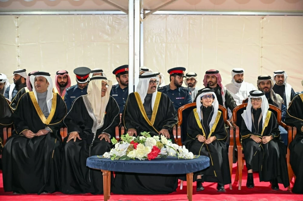 "الداخلية" تنظّم طابور شرطة البحرين في القرية التراثية احتفاءً بالأعياد الوطنية
