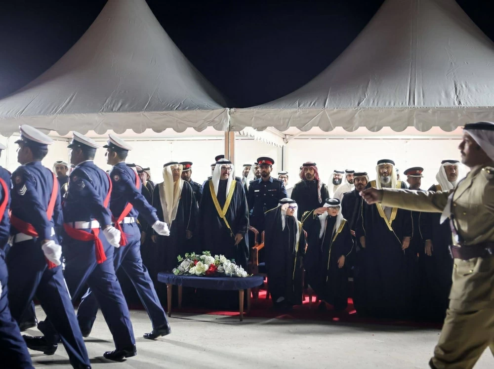 "الداخلية" تنظّم طابور شرطة البحرين في القرية التراثية احتفاءً بالأعياد الوطنية