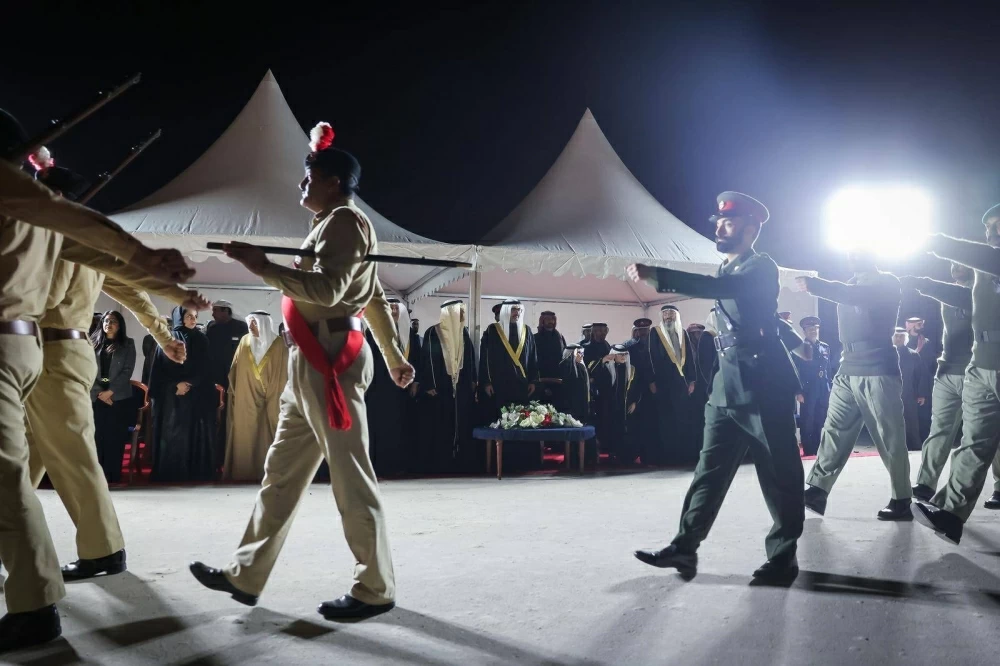 "الداخلية" تنظّم طابور شرطة البحرين في القرية التراثية احتفاءً بالأعياد الوطنية