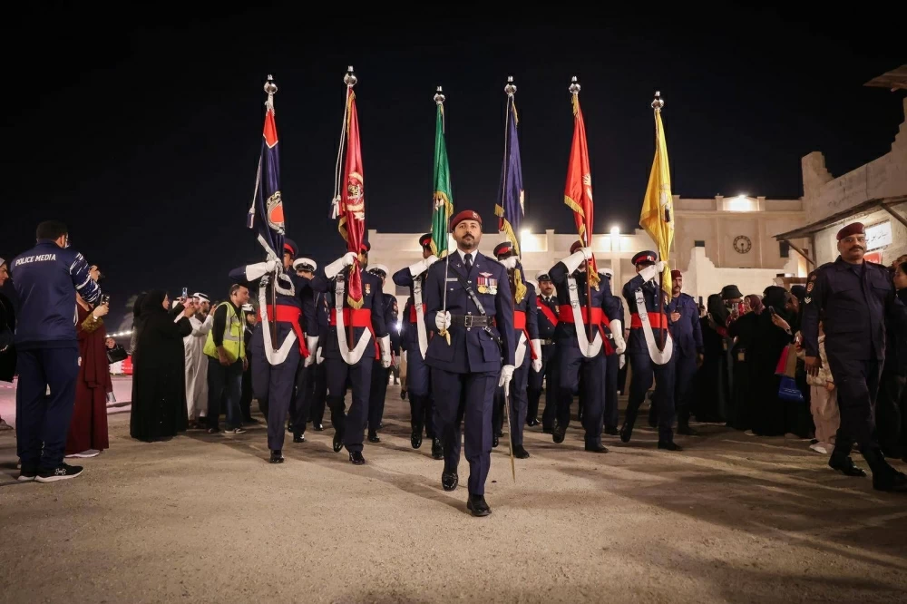 "الداخلية" تنظّم طابور شرطة البحرين في القرية التراثية احتفاءً بالأعياد الوطنية