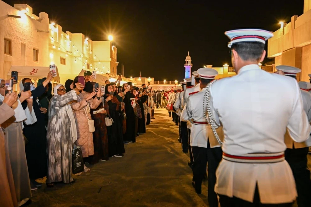 "الداخلية" تنظّم طابور شرطة البحرين في القرية التراثية احتفاءً بالأعياد الوطنية