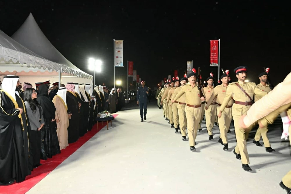 "الداخلية" تنظّم طابور شرطة البحرين في القرية التراثية احتفاءً بالأعياد الوطنية