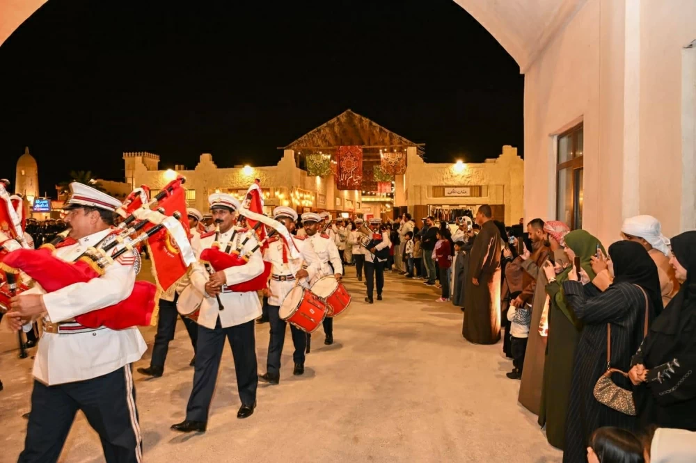 "الداخلية" تنظّم طابور شرطة البحرين في القرية التراثية احتفاءً بالأعياد الوطنية