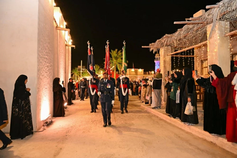 "الداخلية" تنظّم طابور شرطة البحرين في القرية التراثية احتفاءً بالأعياد الوطنية