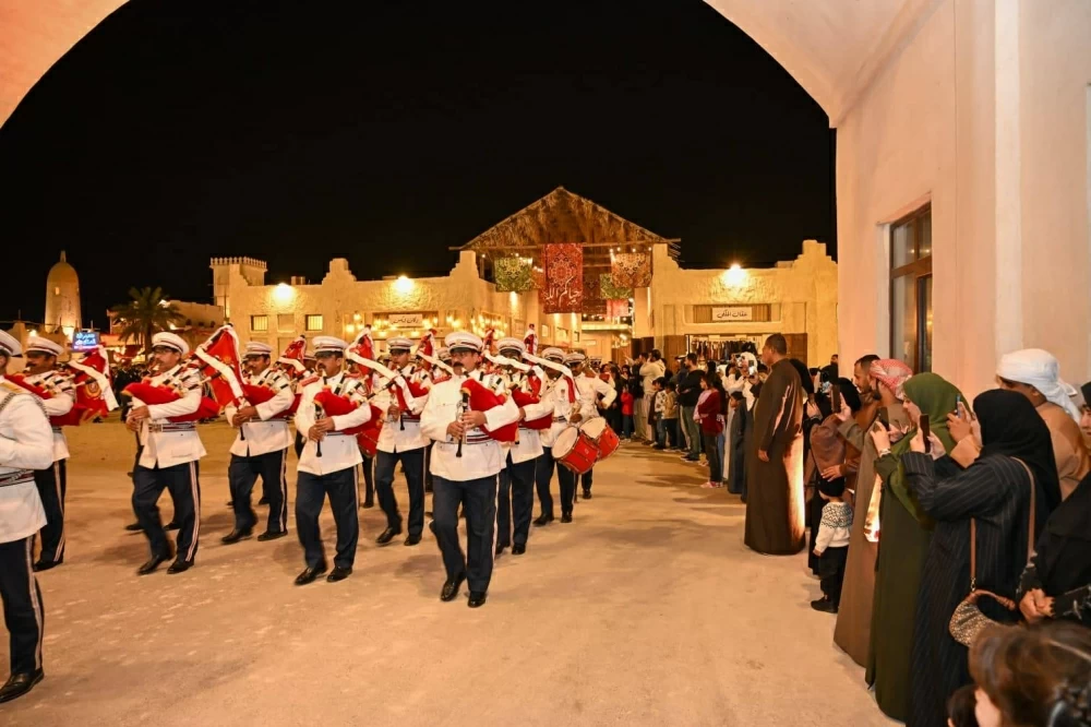 "الداخلية" تنظّم طابور شرطة البحرين في القرية التراثية احتفاءً بالأعياد الوطنية