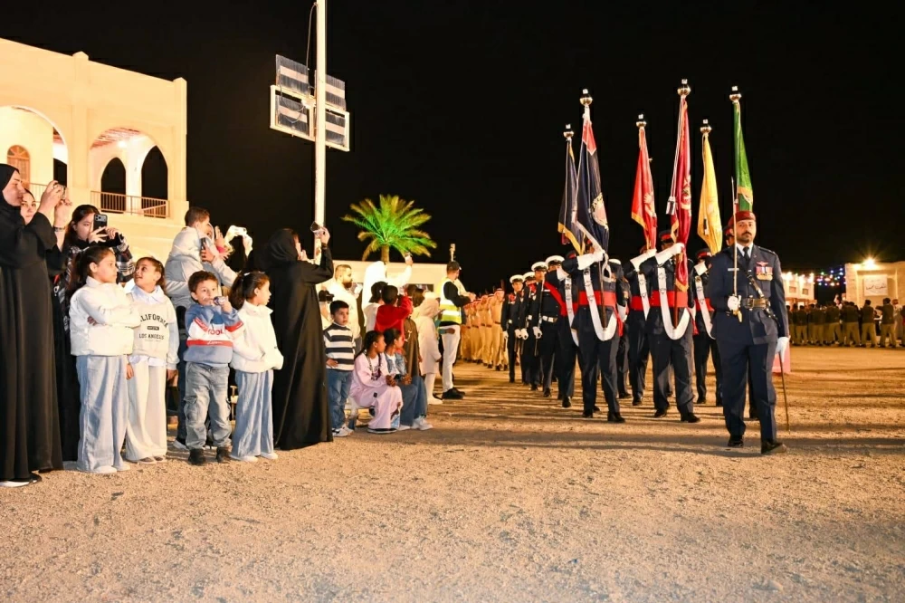 "الداخلية" تنظّم طابور شرطة البحرين في القرية التراثية احتفاءً بالأعياد الوطنية