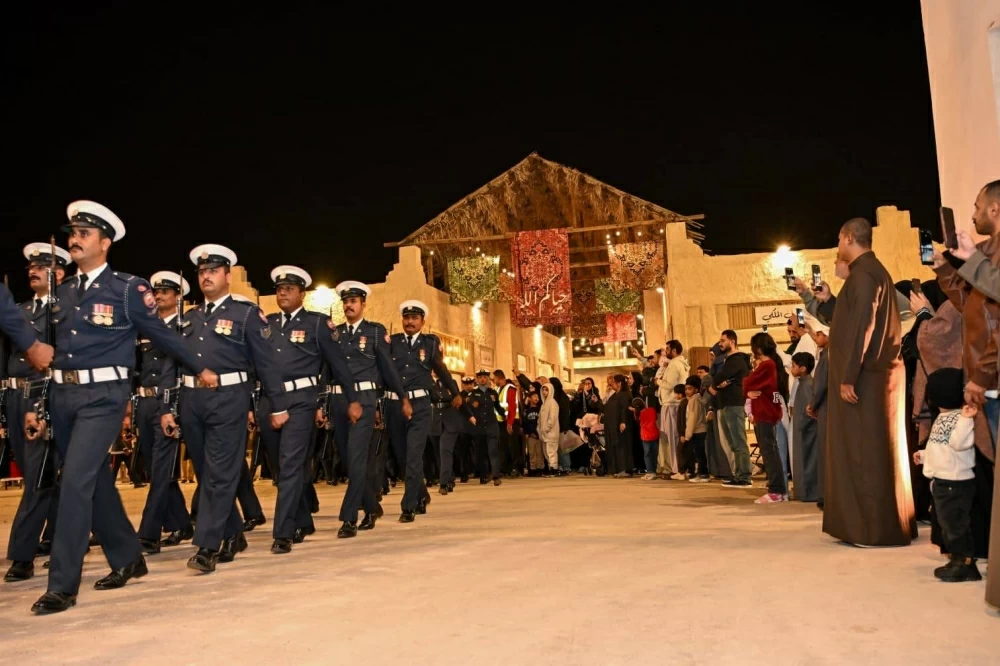 "الداخلية" تنظّم طابور شرطة البحرين في القرية التراثية احتفاءً بالأعياد الوطنية