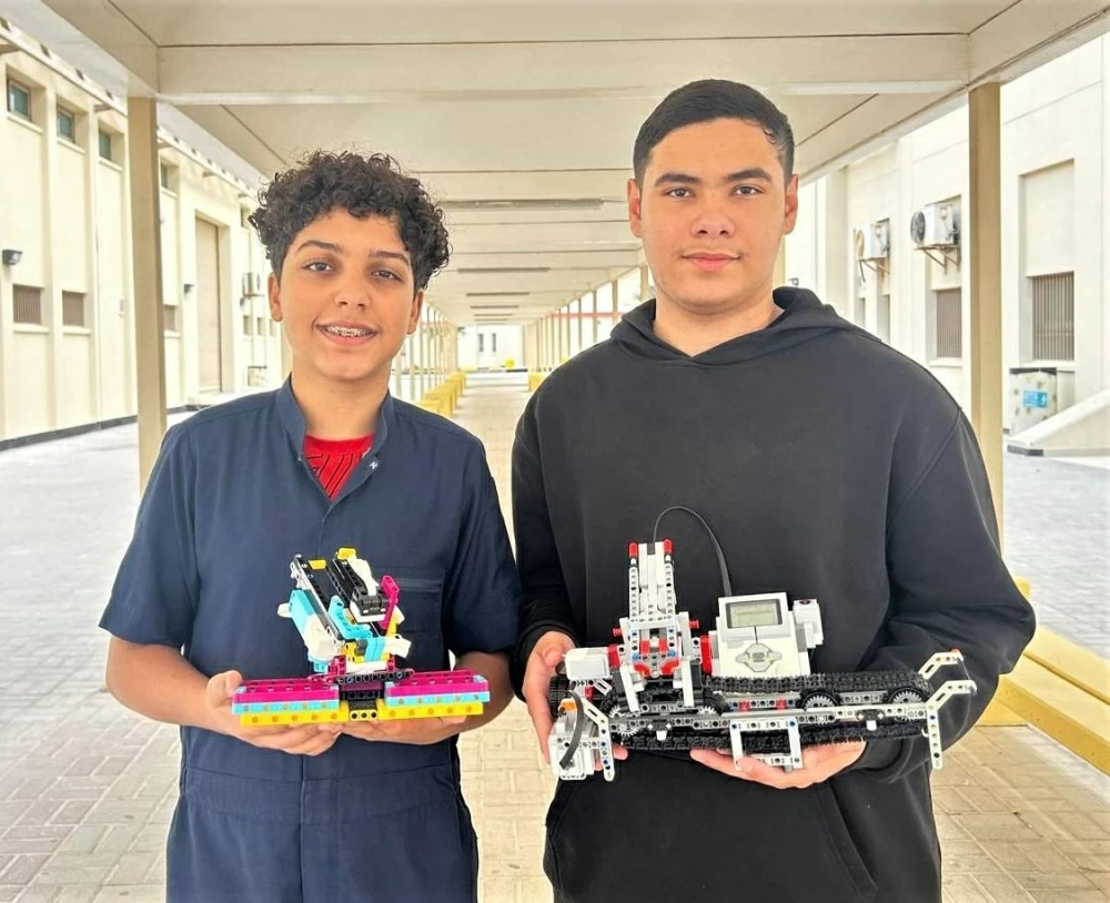 طالبان بمعهد الشيخ خليفة يصممان ثلاثة روبوتات