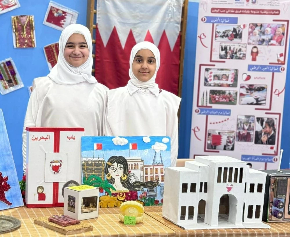 مدرسة غرناطة الابتدائية تنظم معرضًا لأعمال 28 طالبة موهوبة