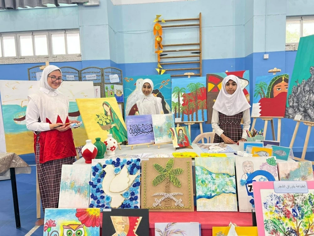 مدرسة غرناطة الابتدائية تنظم معرضًا لأعمال 28 طالبة موهوبة