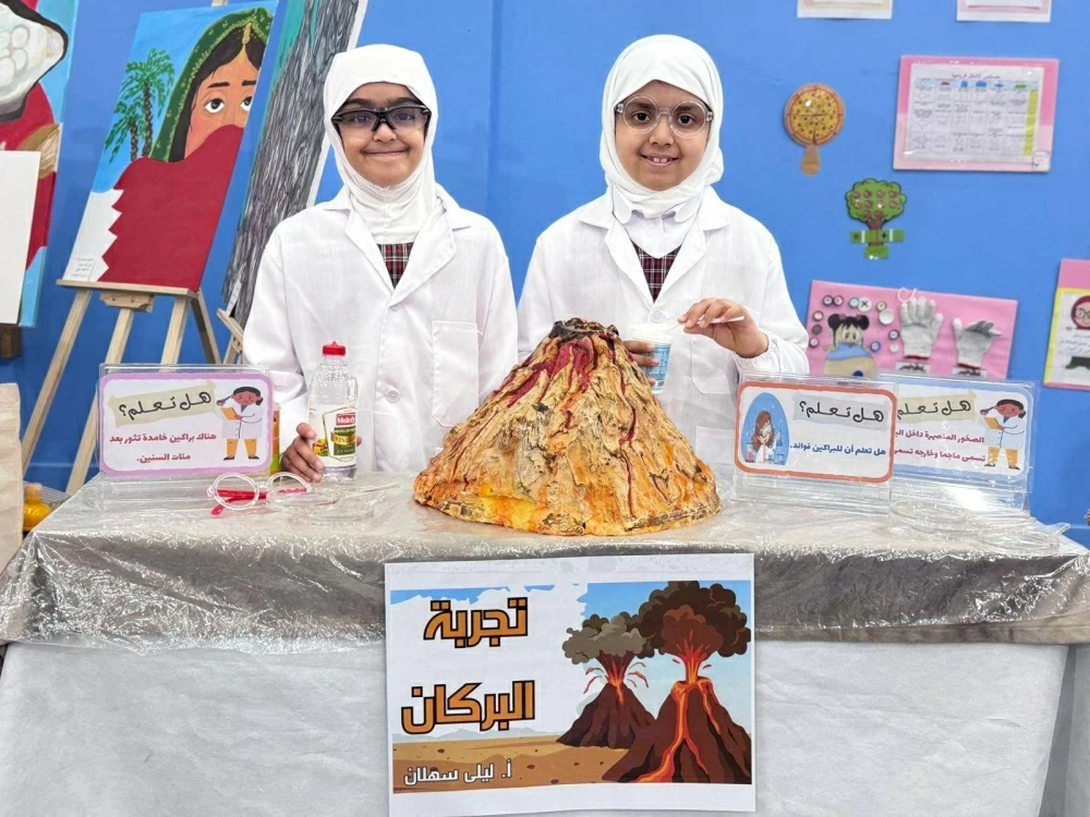 مدرسة غرناطة الابتدائية تنظم معرضًا لأعمال 28 طالبة موهوبة