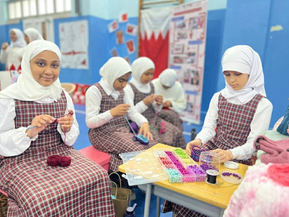 مدرسة غرناطة الابتدائية تنظم معرضًا لأعمال 28 طالبة موهوبة