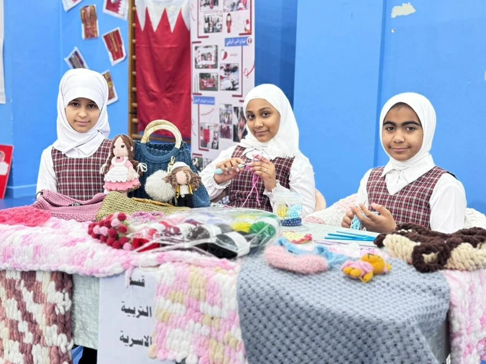 مدرسة غرناطة الابتدائية تنظم معرضًا لأعمال 28 طالبة موهوبة
