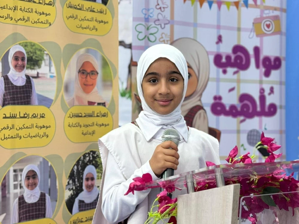 مدرسة غرناطة الابتدائية تنظم معرضًا لأعمال 28 طالبة موهوبة