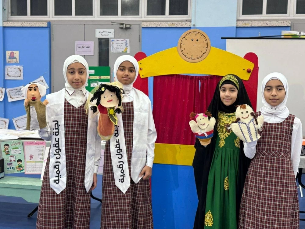 مدرسة غرناطة الابتدائية تنظم معرضًا لأعمال 28 طالبة موهوبة